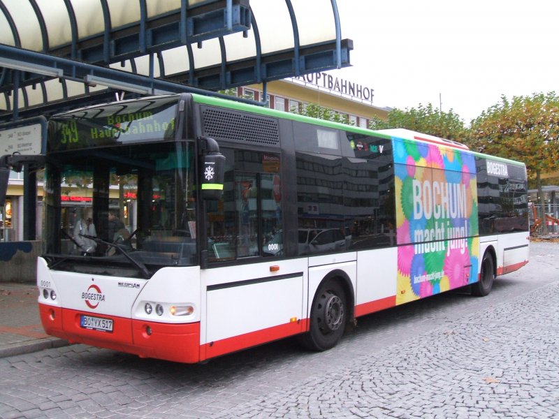 Bogestra Neoplan ,Wagen 0001,am heutigen Sonntag  als Linie 349
in Ruhestellung am Bochumer Hbf/Bbf. als Werbetrgerbus
 Bochum macht jung .(04.11.2007)
 