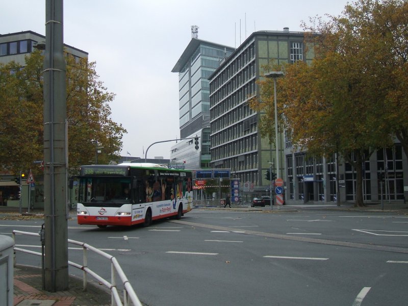 Bogestra Neoplan,als Linie 336 erreicht Bochum Hbf/Bbf.,
fhrt als Linie 365 nach Wattenscheid (nur Sonn u. Feiertags)
(01.11.2007)
