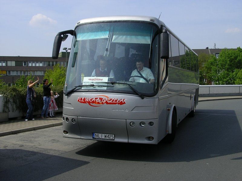 BOVA Reisebus verlsst Gelsenkirchen Busbhf/Hbf.(03.05.2008)