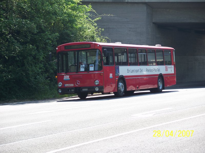 BRN O307 in Speyer. Der BRN erhlt seinen letzten ex. Bahnbus von 1987 im Originalzustand und setzt diesen nur noch zu besonderen Anlssen ein. Bis ca. 2000 fuhr der Bus jedoch noch im normalen Linieneinsatz. Hier nimmt er an der Oldtimerausfahrt nach Speyer teil. 