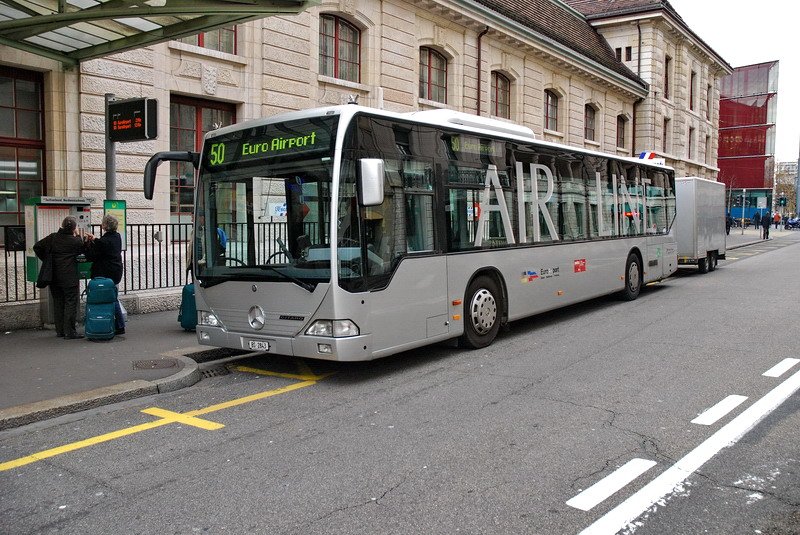 BS 2843 - Der silberne Mercedes Flughafenbus wartet am Bahnhof SBB/CFF auf Flugreisende fr den EuroAirport. Die Fahrtdauer betrgt nur 20 Minuten. 11.12.2006
