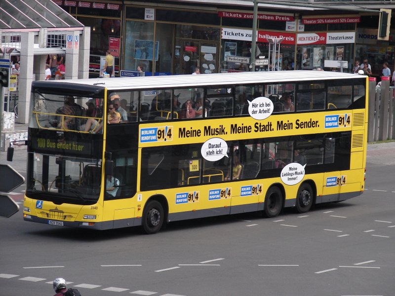 Bus 100 am Berliner Zoo. Dieser Bus endet hier. Die Werbung am Bus ist noch nicht lange am Bus. Sieht super aus!!!
