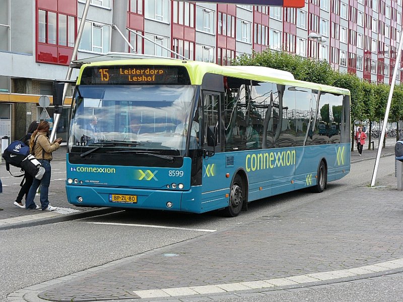 Bus 8599 am Hauptbahnhof in Leiden 17-07-2007