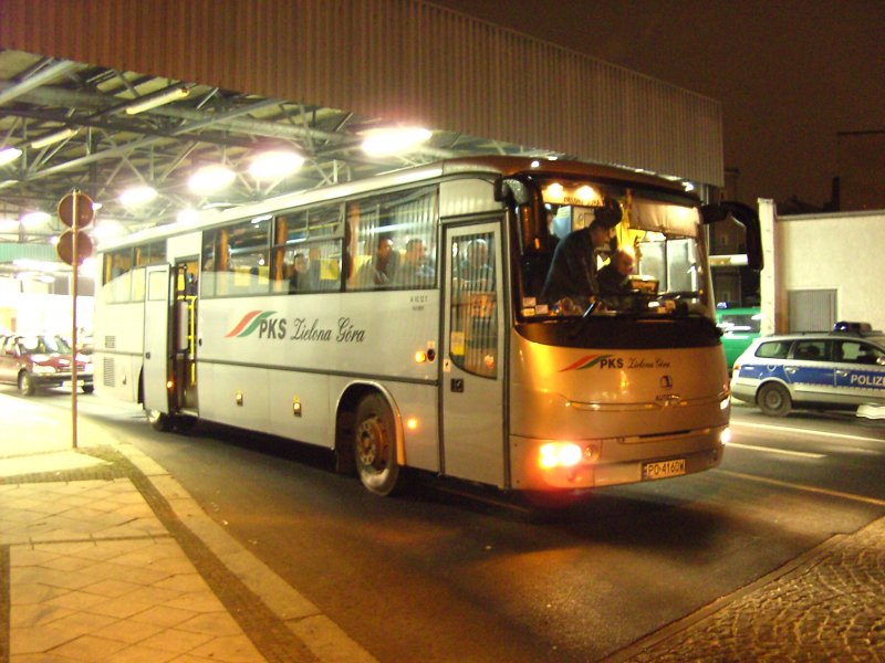 Bus der Erffnung einer deutsch-polnischen Buslinie, am Steuer ein prominenter Landespolitiker von Berlin/Brandenburg. Der Bus steht im Bereich der ehem. Gst