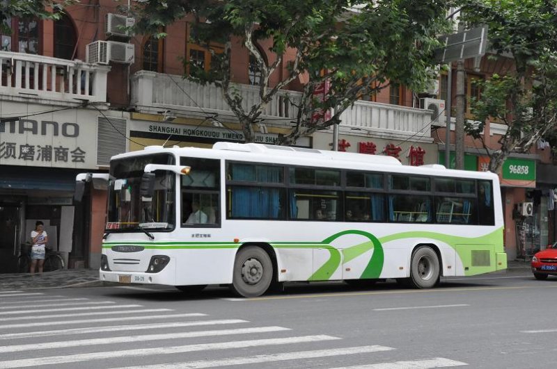 Bus der Linie 135 am 29. Juli 2009 in Shanghai.