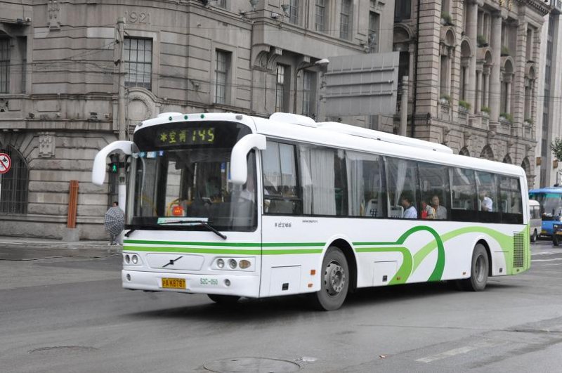 Bus der Linie 145 am 27. Juli 2009 in Shanghai.