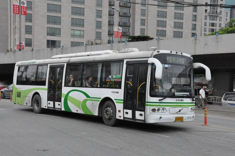Bus der Linie 145 am 27. Juli 2009 in Shanghai.