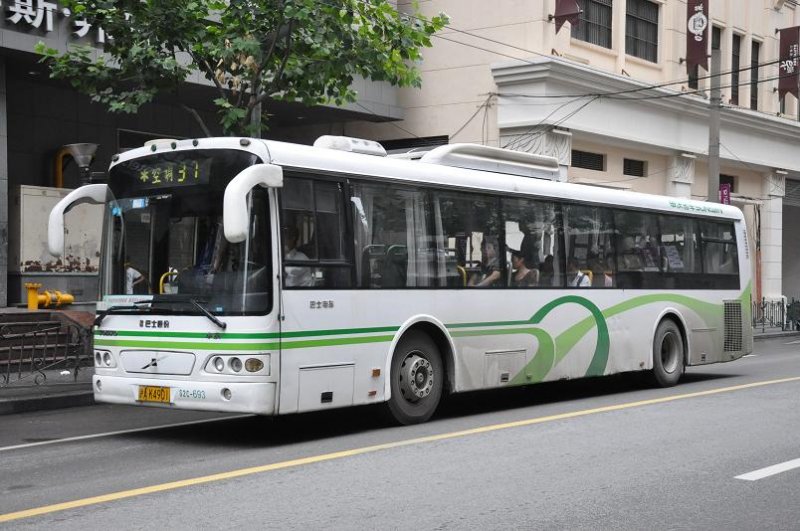 Bus der Linie 37 am 28. Juli 2009 in Shanghai.