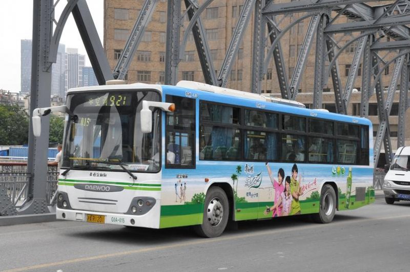 Bus der Linie 921 mit Werbung am 27. Juli 2009 in Shanghai.