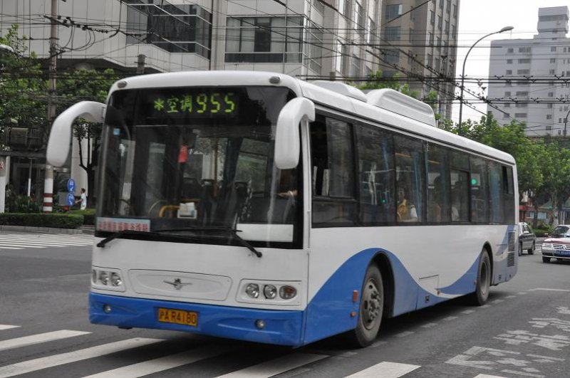Bus der Linie 955 am 28. Juli 2009 in Shanghai.