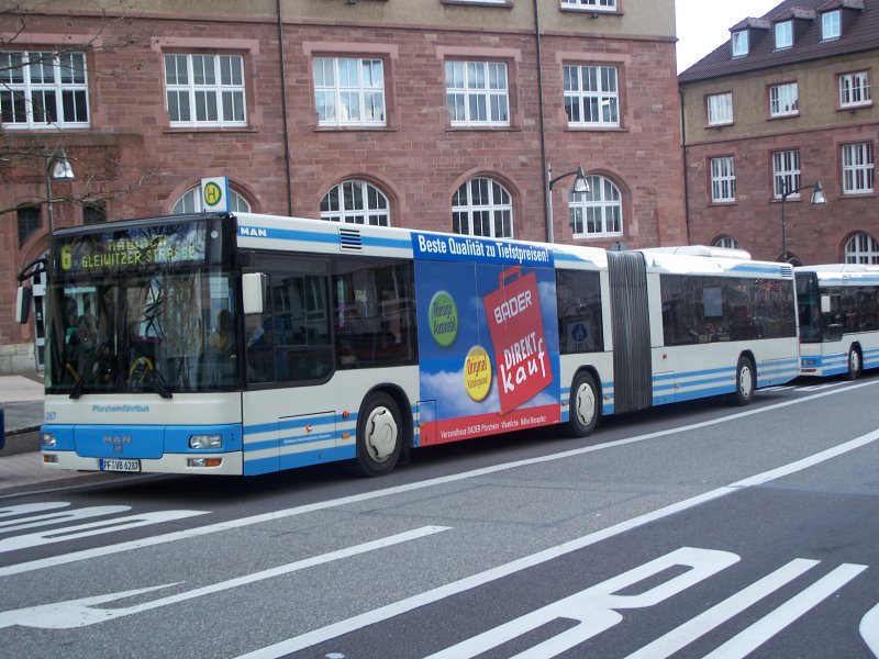 Bus Nr. 287 der Stdtischen Verkehrsbetriebe Am 5. Mrz in der Pforzheimer Bahnhofstrae.