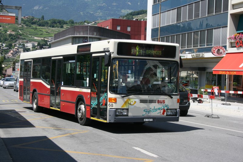 Bus Sdunois (Lathion, Sion) Nr 68 (VS 12'672, MB O405N2, 1995) am 27.7.2009 beim Bahnhof Sion. 
