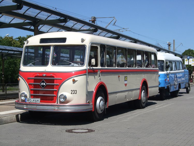 Bustyp H6B der Rostocker Nahrverkehrsfreunde bei warten auf Fahrgste in der Haltestelle Dierkower Kreuz,Rostock.(13.06.09)
