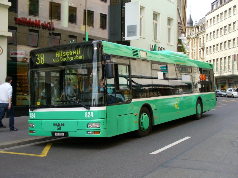 BVB - Man Bus Nr.824 unterwegs in den Strassen von Basel eingeteilt auf der Linie 38 nach Allschwil am 12.05.2007