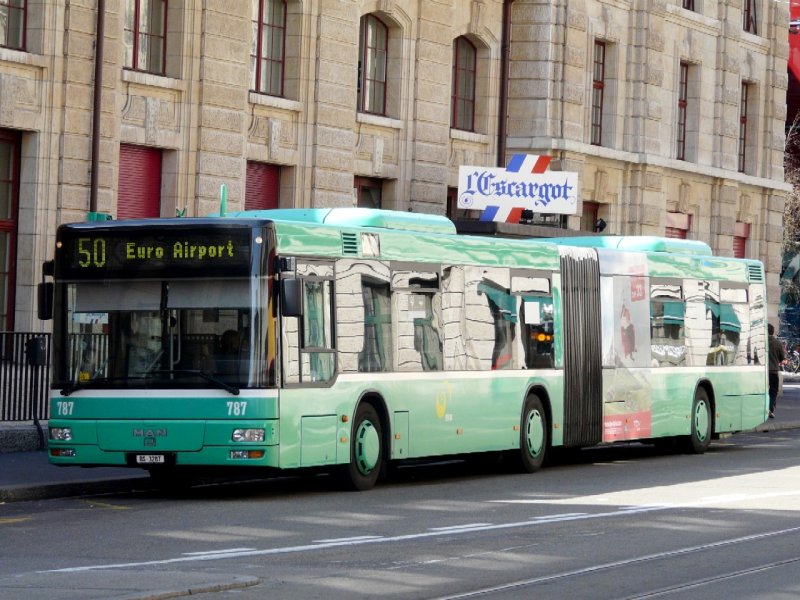 BVB - MAN NG 363 Gelenkbus  Nr.787 BS 3287 eingeteilt auf der Linie 50 Euro Ariport bei der Haltestelle vor den SBB/SNCF Bahnhof in Basel am 15.03.2008