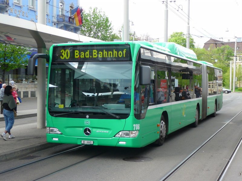 BVB - Mercedes Citaro  Nr.706  BS 6665 unterwegs auf der Linie 30 bei den Tramhaltestellen vor dem Bahnhof Basel am 18.04.2009