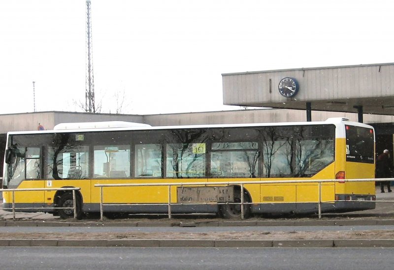 BVG-Bus am Bahnhof Flughafen-Schnefeld, 2006