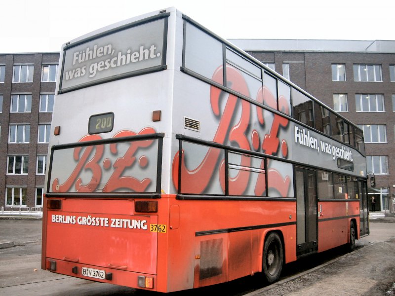 BVG-Doppeldeckerbus mit Werbung fr die BZ, Berlin am Bhf. Zoo