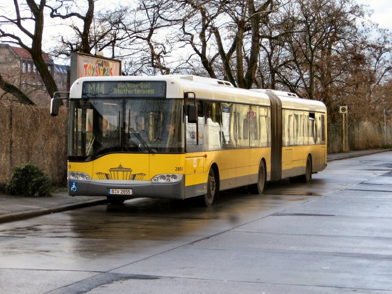 BVG-Gelenkbus  2855 am S-Bhf. Hermannstrasse als Bus der Linie M44 nach Buckow-Sd (Herbst 2005)