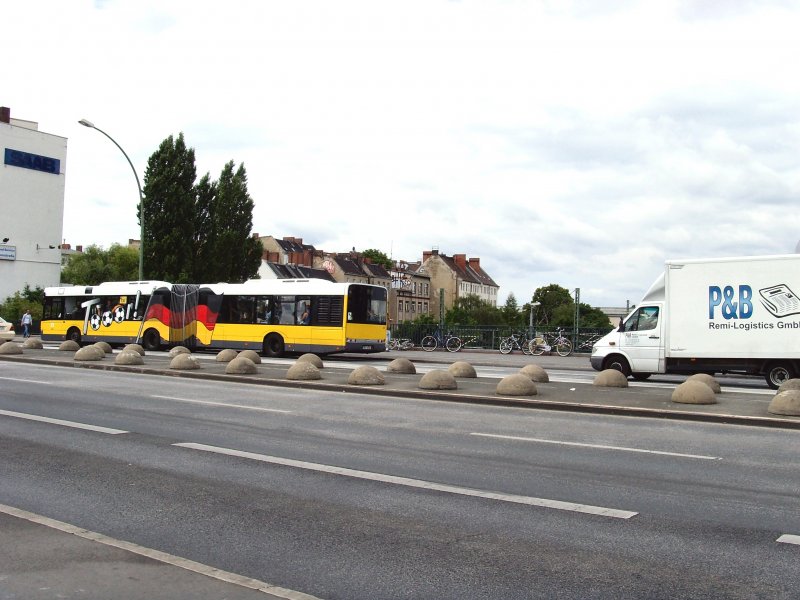 BVG-Gelenkbus mit Deutschlandfahne, hier in der Beusselstrasse, Berlin JULI 2008