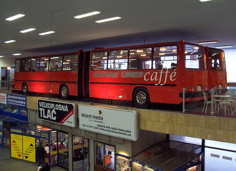 Caffe gebaut aus Ikarus-Busteilen im Stanica Mlynske Nivy Bratislava (Zentraler Busbahnhof), aufgenommen am 18.03.2007.