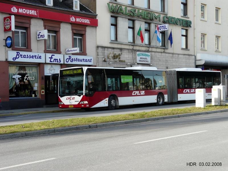 CFL 35 Mercedes Gelenkbus unterwegs Richtung Hassel, aufgenommen gegenber dem Bahnhof von Luxemburg am 03.02.08.  
