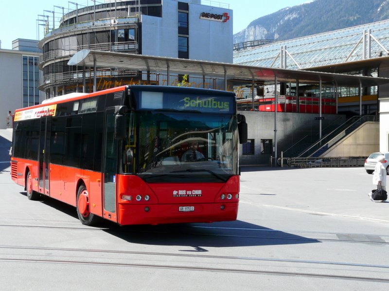 Chur - Neoplan  Gr 97511 unterwegs als Schulbus bei den Bushaltestellen vor dem Bahnhof Chur am 07.05.2009