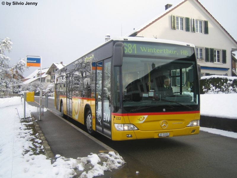 CitaroII Nr. 222 am 13.12.08 in Winterthur, Gotzenwil. Die Haltestellentafel lsst es erahnen. Die Linie 681 wird nicht mehr hiervorbei kommen. Nach 50 Jahren endet eine ra, wovon ich 7 Jahre als regelmssiger Fahrgast erleben durfte. Ich wohnte dazumal in Gotzenwil, und genau diese Haltestelle war unser Tor zur weiten Welt. Die Postautos der Linie 681 weckten meine Liebe zu den Bussen, am 13.12.08 begleitete ich mit dem Kurs 13.47 ab Winterthur HB den 681er zu Grabe. Um 23.47 war dann definitv Schluss, zu dieser unfotogenen Zeit fuhr zum letzten Mal ein Postauto in die Drfer Gotzenwil, Iberg und Eidberg.