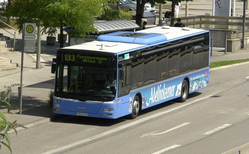Connex FFB CX 111 mit Werbung fr Adelholzener am Heimeranplatz in Mnchen.