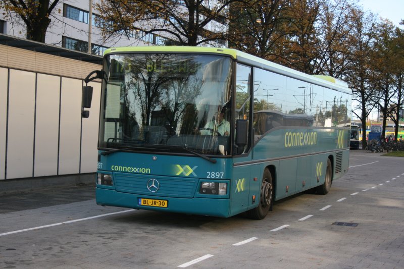Connexxion, Nr. 2897 (BL-JR-30, MB Integro) am 9.10.2008 am Kruisplein in Rotterdam.