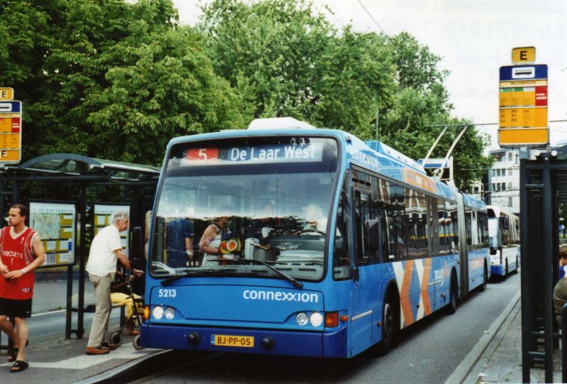 Connexxion Nr. 5213/BJ-PP-05 Berkhof Gelenktrolleybus am 5. Juli 2009 Arnhem, Bahnhof
