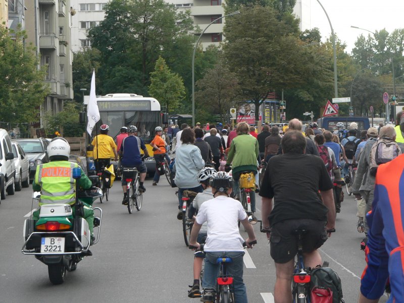  Da sieht man vor lauter Fahrrdern den Bus nicht mehr . Ein Solaris auf der Linie M41 whrend der Kreisfahrt, einer von zwei jhrlichen Fahrraddemonstrationen in Berlin. 26.9.2009
