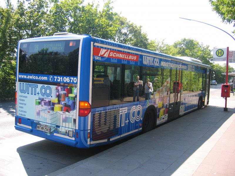 Das ist ein Schnellbus der Linie 39 an der Haltestelle Elbe-Einkaufszentrum.