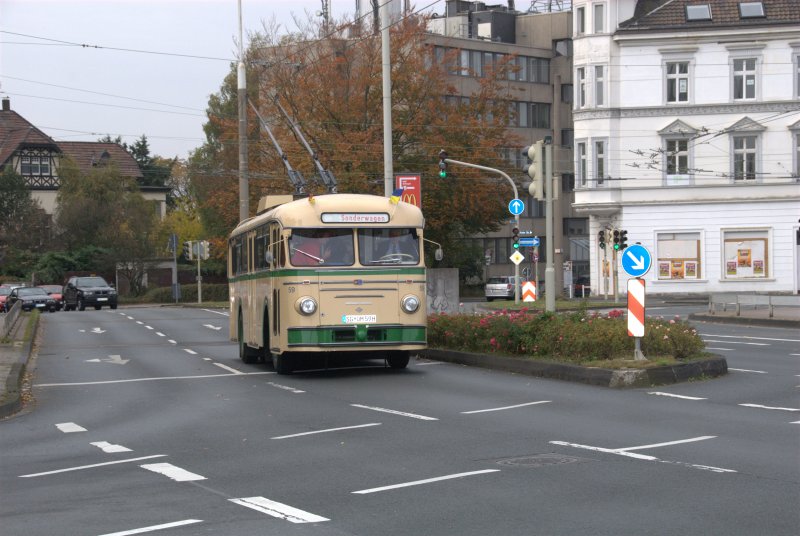 Das Foto zeigt einen O-Bus (Hersteller Uerdinger/Henschel, Type H IIIs. Bauj.1959)der Stadtwerke Solingen. Zufllig am 24.10.2009 auf einer Sonderfahrt erwischt.