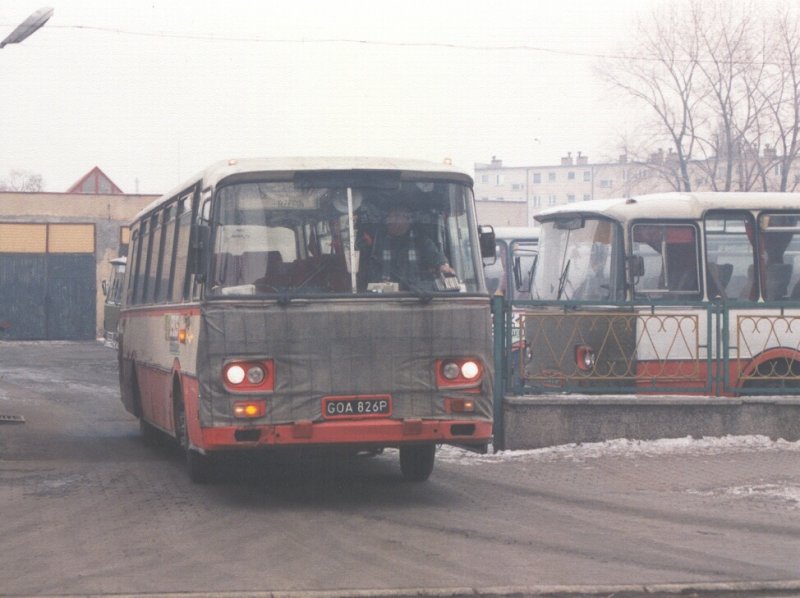 Das msste etwa 1995 oder 1996 gewesen sein. Bei -10C fotografierte ich einen polnischen Bus (Richtung Rzepin) bei der Ausfahrt aus einem Depot in Slubice. Vielen Dank an die Zuschrift von Herrn Pudło  per Mail, in der mir der Fahrzeugtyp mitgeteilt wurde. Hier seine Seite: www.bustram.prv.pl