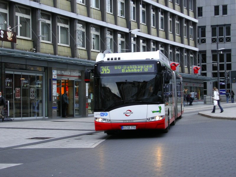 Der 1. Solaris Hybrid der Bogestra,Wagen 0778,verlsst als Linie 345 die Haltestelle Bochum Hbf./Boulevard in Richtung Dahlhausen Bhf.,S.(14.01.2008)