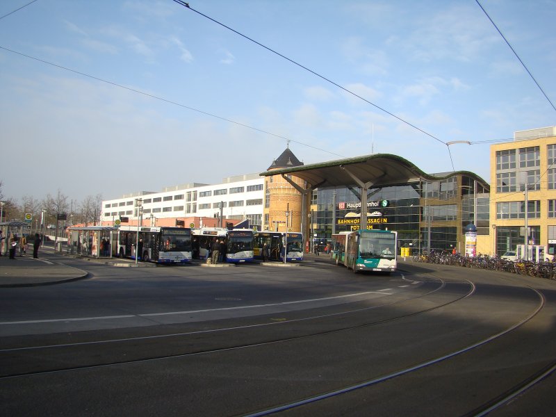 Der Busbahnhof von Potsdam. Im Hintergrund der Hauptbahnhof von Potsdam. Hier fahren gerade VIP und HVG Busse. Aufgenommen am 28.11.2007