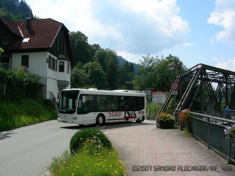 Der Cito vom Stadtbus Schiltach hat soeben die Kinzing vom Bahnhof her berquert um weiter in Richtung Altstadt zu fahren. (3.8.07)