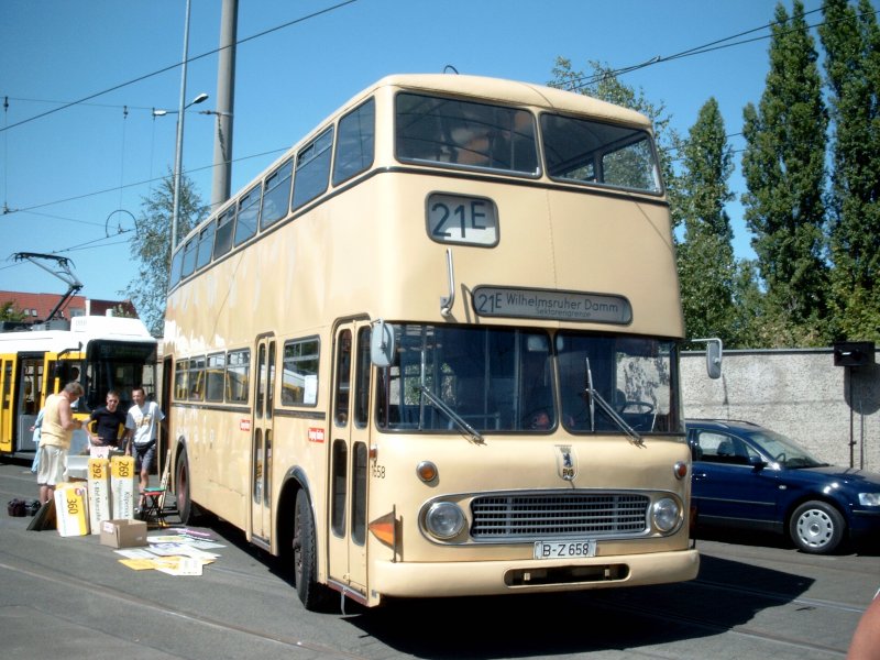 Der Doppeldecker 1658 der BVG prsentierte sich im Jahre 2003 auf einem Straenbahnfest in der Wendenschlostrae in Berlin. Er ist im Besitz des Traditionsbus GmbH Berlin