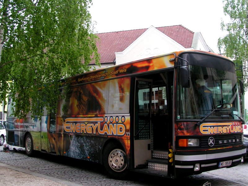 Der  Energiebus  tourt durch O, und wird whrend seines Aufenthaltes in Ried i.I. mchtig mit Strom aus der Steckdose versorgt; 090506