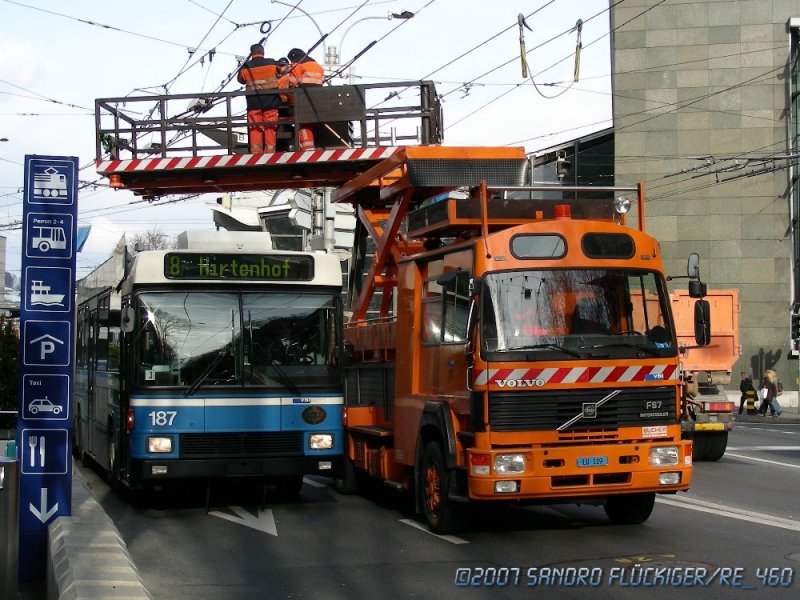 Der Gelenktrolley Nr.187 unterquert am  22. Mrz 2007 den Turmwagen Nr. 10.