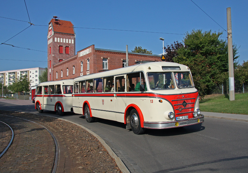 Der H6-Bus der Verkehrsbetriebe Halle passiert am 19.09.2009, whrend einer Rundfahrt das Gertehaus der Freiwilligen Feuerwehr Schkeuditz.