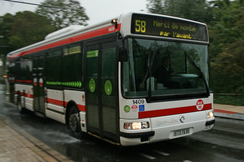 Der Irisbus Agora Line Nr. 1409 bei Muse de l'art Contemprain bei starkem Regen am 8. Oktober 2009.
