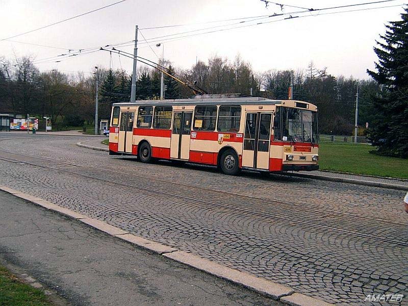 Der letzte regelmssig eingesetzte Skoda 14Tr im klassichen Lackierung in ganzen Tschechien: die pilsener Nr. 406. Dieser Trolleybus verkehrt jetzt in Achangelsk in Russland. Wendeschleife Namesti Milady Horakove, 9. 4. 2005.