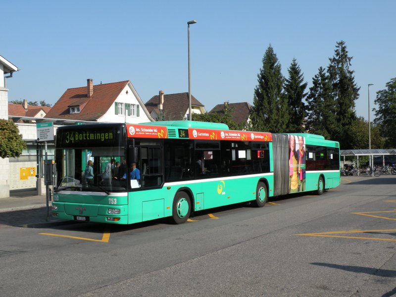 Der MAN Bus mit der Betriebsnummer 753 wartet an der Endhaltestelle in Bottmingen auf seine Abfahrtszeit. Die Aufnahme stammt vom 10.09.2009.
