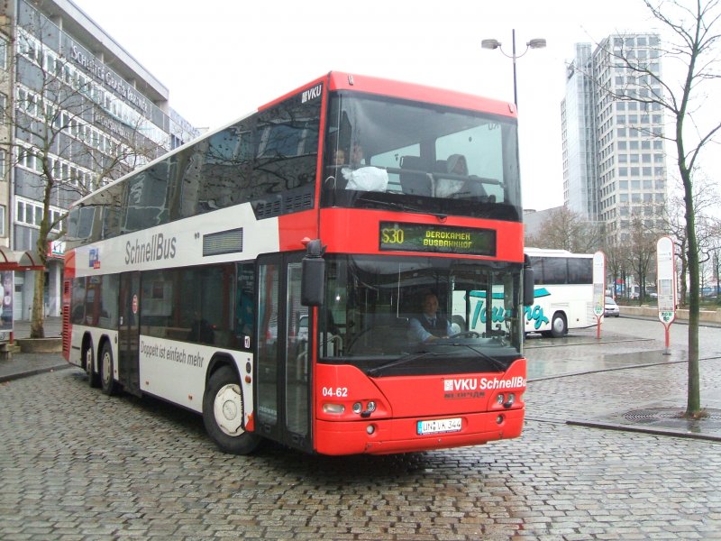 Der Neoplan Doppelstock,Wagen 04-62 ,VKU , als S30 ,Dortmund
Bbf. nach Bergkamen Busbahnhof bei der Ausfahrt.Der Bus verfgt ber 87 Sitz.- und 20 Stehpltze ,wohlgemerkt die Stehpltze sind
in der Einstiegsebene.(05.01.2008)