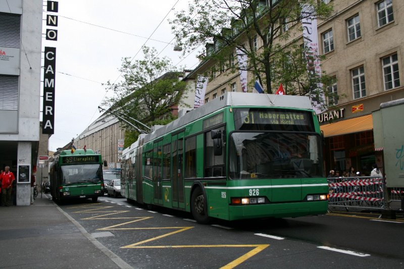 Der Neoplan N6020 Nr. 926 berholt am 7.6.08 beim Claraplatz einen Gasbus. Neue Gasbusse ersetzten die Trolleybusse in Basel.