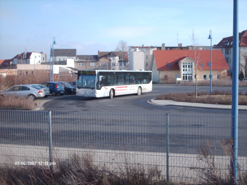 Der neue Niederflurbuss der Vetter Gmbh. Hier fhrt ein Bus mit der Werbung  Neubi  die Linie P.