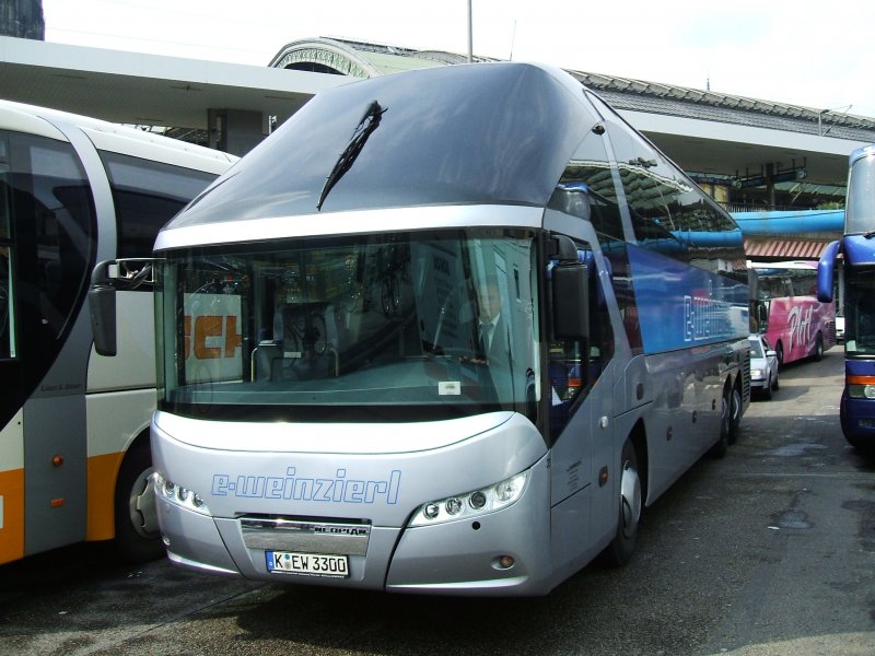 Der neueste Neoplan Starliner im Umlauf;Dank an den Bus-Lenker
in Kln Bbf.(01.09.2007) 