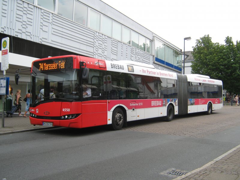 Der Wagen 4550 der BSAG, ein Solaris Urbino18 steht an der Haltestelle  Gerhard Rohlfs  Strae und fhrt gleich zum Bahnhof Vegesack, wo er den nchsten Fahrgastwechsel haben wird. 